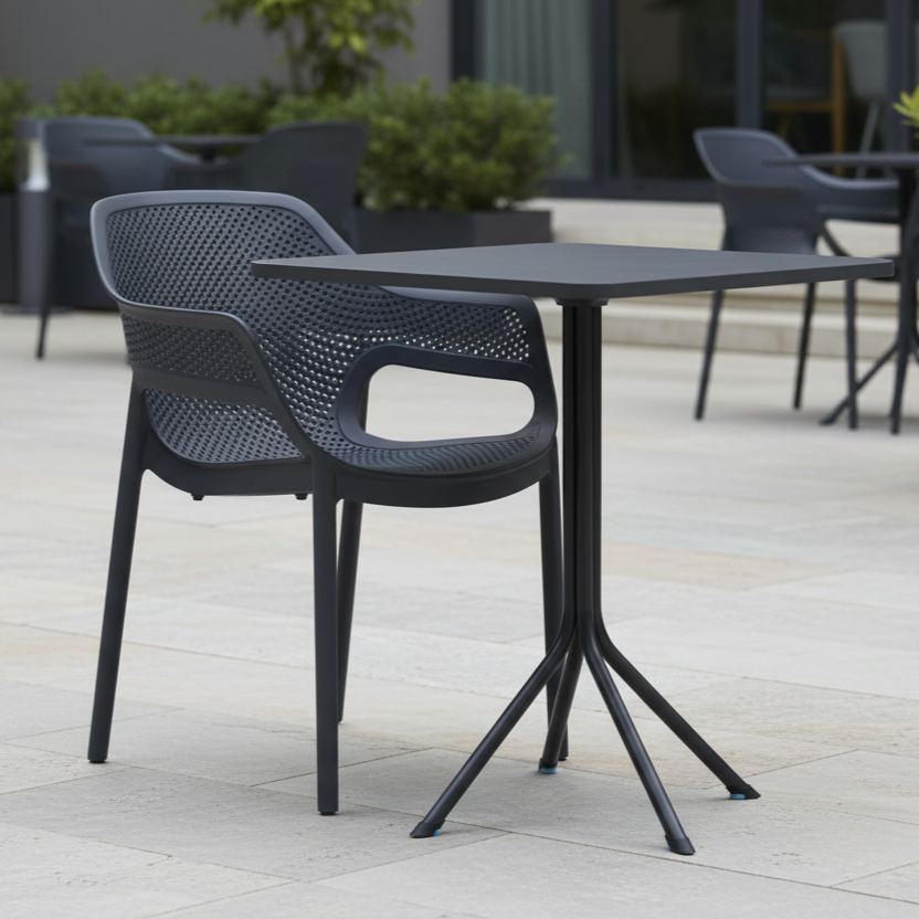 Krzesło do ogr&oacute;dk&oacute;w piwnych Aero czarne - aranżacja outdoor