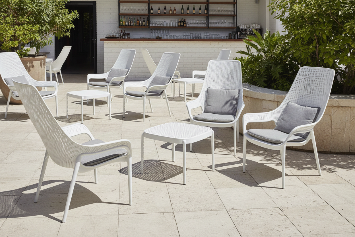 Krzesła Aero Lungo białe ze stolikami białymi Aria - aranżacja