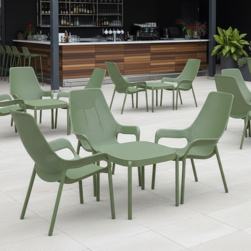 Krzesło outdoorowe Aero Lungo zielone ze stolikiem Aria zielonym - aranżacja