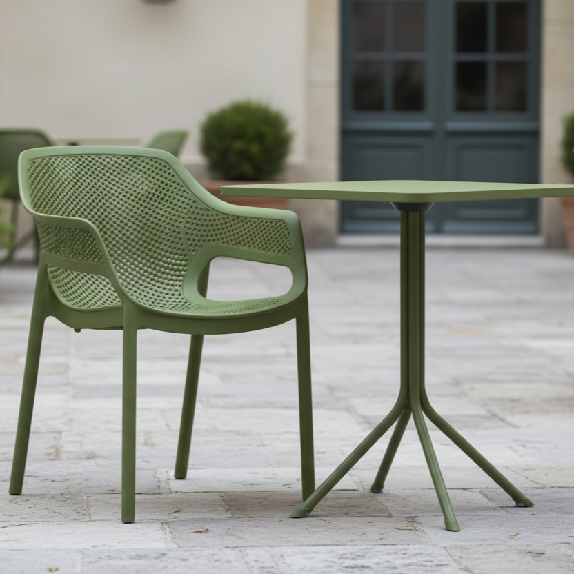 Krzesło outdoorowe Aero zielone ze stolikiem Prato 70x70 zielonym - aranżacja w lokalu gastronomicznym w ogr&oacute;dku