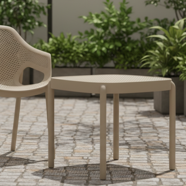 Stolik do ogródków piwnych plastikowy Aria 46x45 beżowy - aranżacja outdoorowa