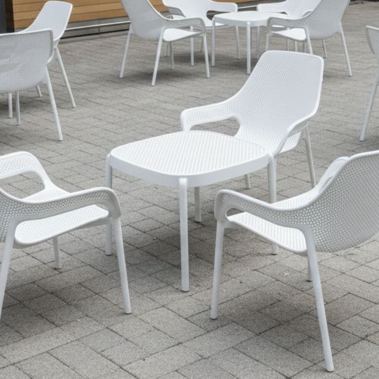 Stolik do ogr&oacute;dka piwnego Aria 46x45 biały w aranżacji outdoorowej