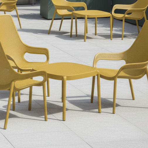 Stolik outdoorowy Aria 46x45 pomarańczowy w aranżacji outdoorowej