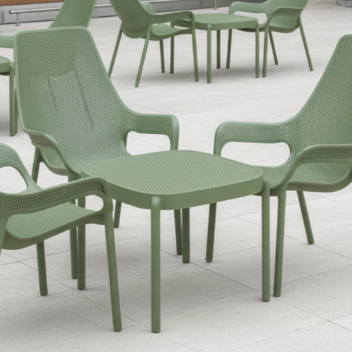 Stolik do ogródków piwnych Aria 46x45 zielony w aranżacji outdoorowej