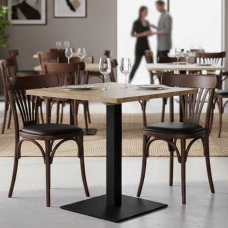 Krzesło drewniane Legend orzechowe z siedziskiem z czarnej ekosk&oacute;ry w aranżacji w kawiarni