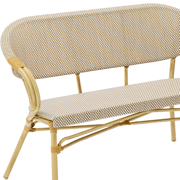 Siedzisko i oparcie ławki technorattanowej Camillo Bench w kolorze beżowym.