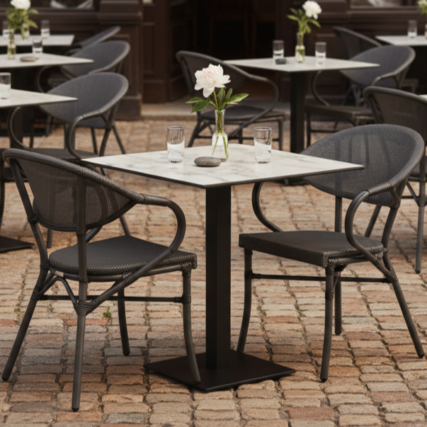 Krzesła Camillo czarno-grafitowe w aranżacji ze stolikiem Alfa S z blatem HPL 