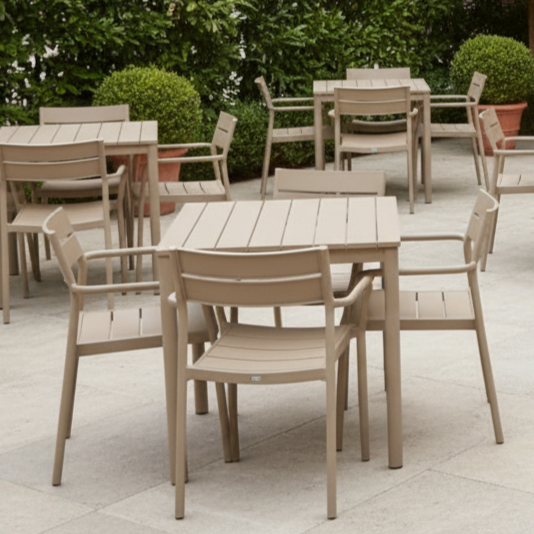 Krzesło do ogr&oacute;dk&oacute;w piwnych Capri Arm beżowe ze stolikiem Terrazza 80x80 beżowym - aranżacja