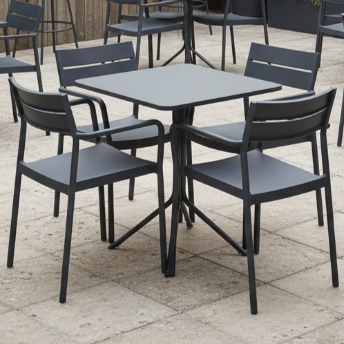 Krzesło outdoorowe Capri Arm czarne w aranżacji ze stolikiem Prato 70x70 czarnym - aranżacja