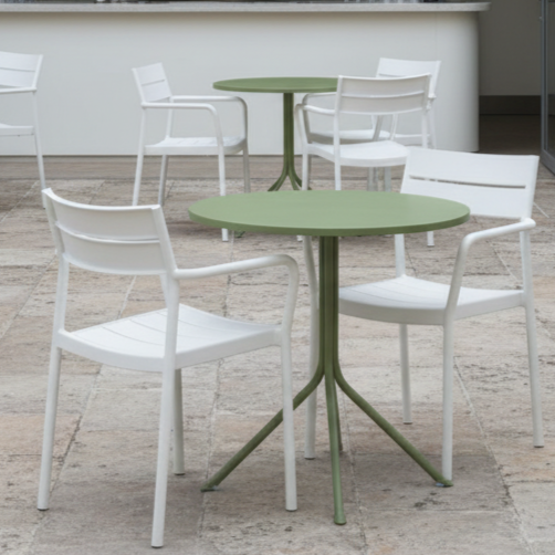 Krzesło do ogr&oacute;dk&oacute;w piwnych Capri Arm popielate ze stolikiem Prato R zielonym - aranżacja