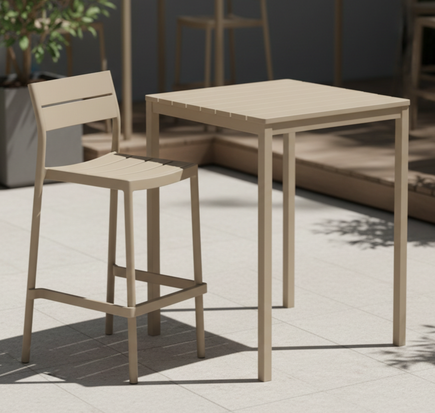 Krzesło barowe Capri Bar beżowe - aranżacja ze stolikiem w ogr&oacute;dku lokalu