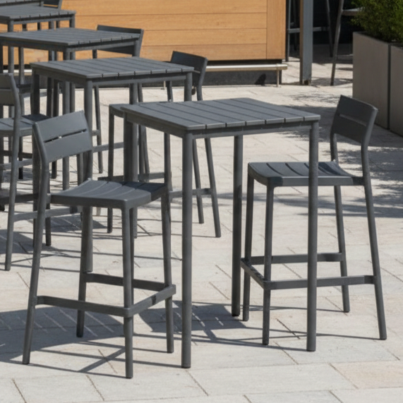 Krzesło do ogródków piwnych Capri Bar czarne - aranżacja