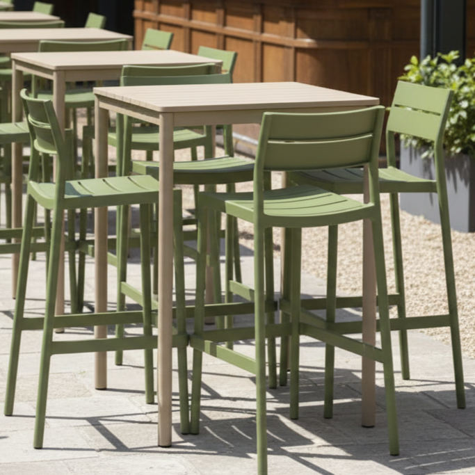 Krzesło outdoorowe barowe Capri Bar zielone - aranżacja