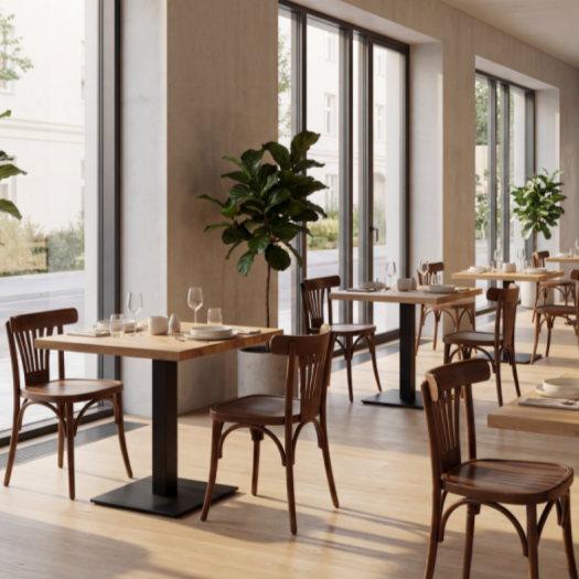 Krzesła drewniane gięte Mextra Legend w aranżacji w kawiarni