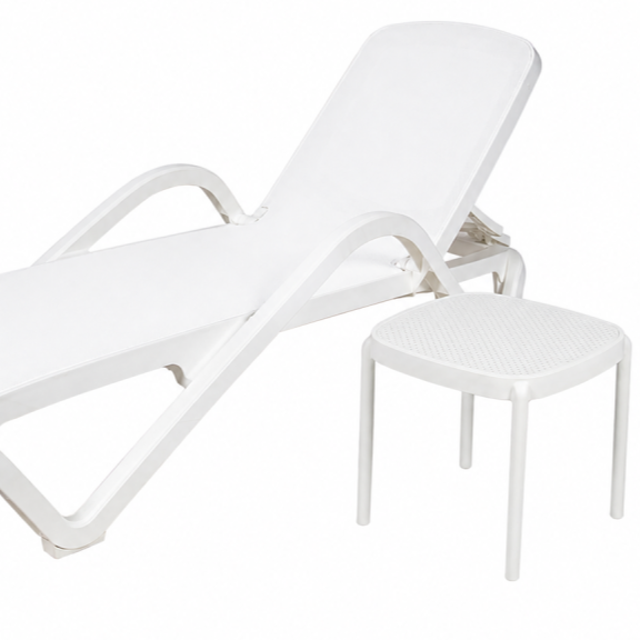 Leżak basenowy Marina biały w aranżacji ze stolikiem