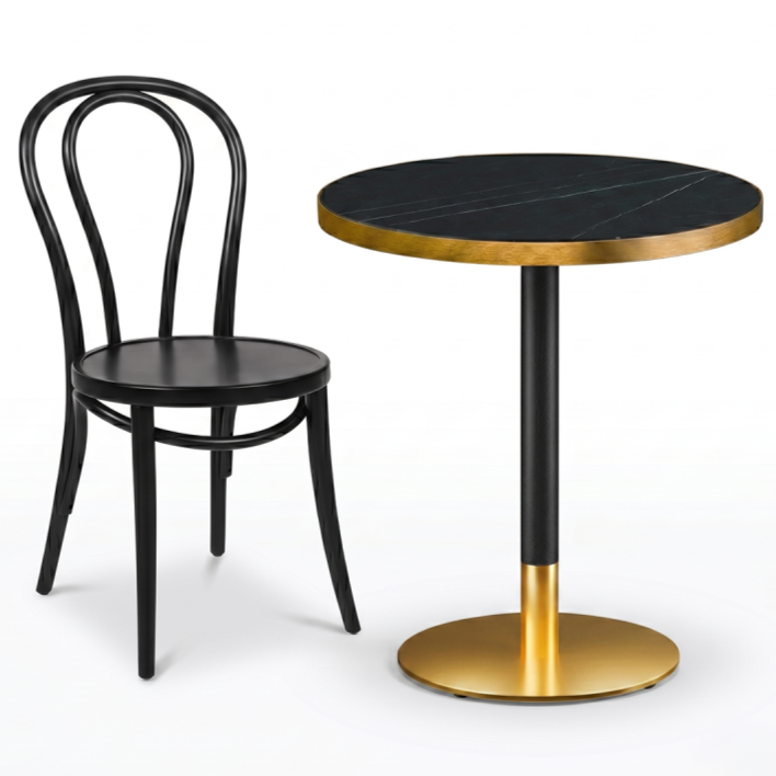 Stolik kawiarniany Omega R fi 68 szary kamień Brushed Gold w aranżacji z krzesłem drewnianym giętym 