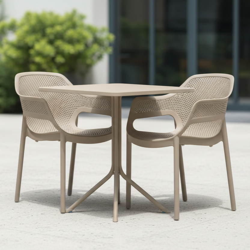 Stolik do ogródków piwnych Prato 70x70 beżowy w aranżacji outdoorowej