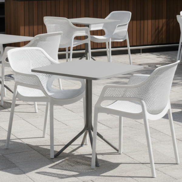 Stolik Prato 70x70 ciemnoszary w aranżacji z krzesłami Aero białymi 