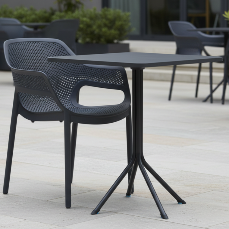 Stolik do ogr&oacute;dk&oacute;w piwnych Prato 70x70 czarny  w aranżacji outdoorowej