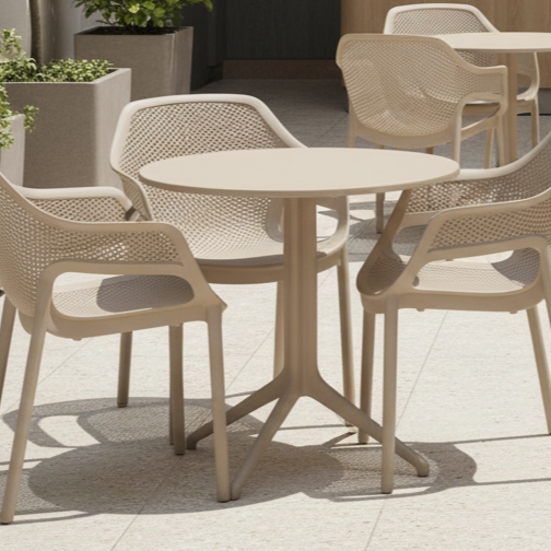 Stolik outdoorowy Prato R beżowy - aranżacja w ogródku piwnym