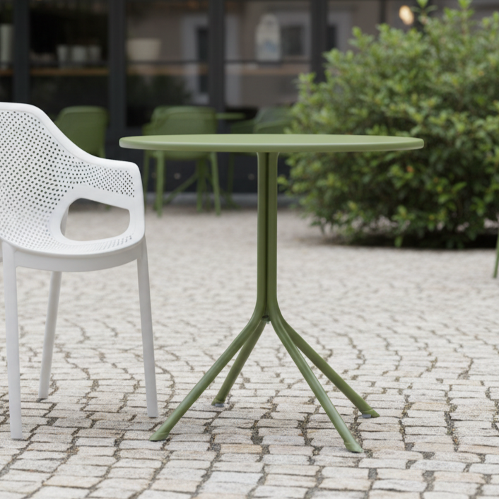 Stolik do ogr&oacute;dk&oacute;w piwnych Prato R zielony w aranżacji outdoorowej