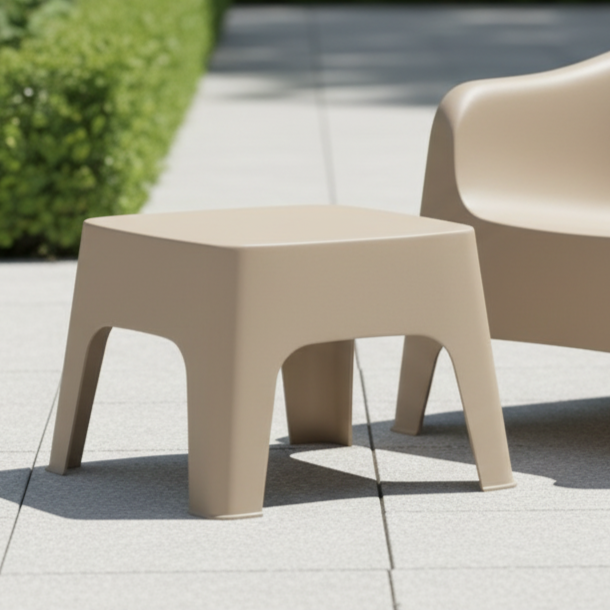 Stolik outdoorowy Duna-T 49x49 jasnoszary - aranżacja w ogr&oacute;dku gastronomicznym