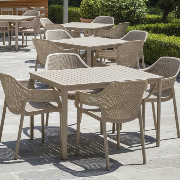 Stolik do ogr&oacute;dk&oacute;w piwnych Terrazza 140x85 beżowy  - aranżacja w outdoorze