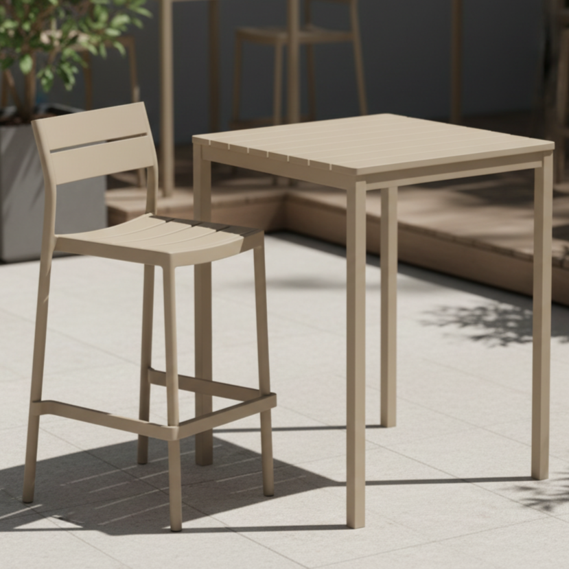 Stolik outdoorowy Terrazza Bar 80x80 beżowy w aranżacji na zewnątrz lokalu gastronomicznego