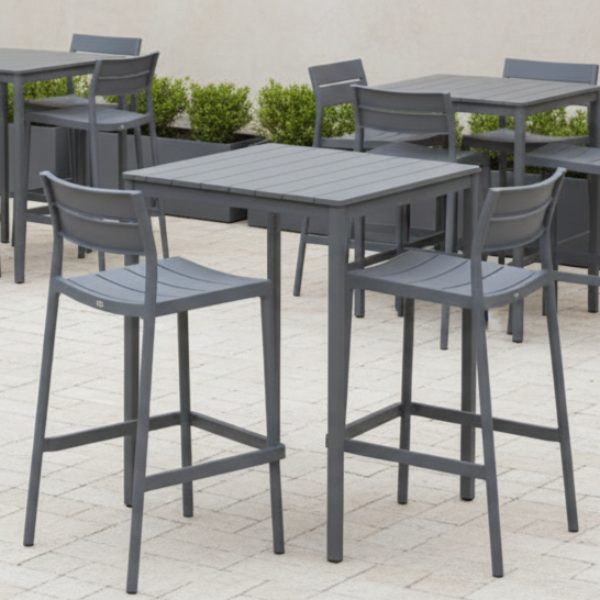 Stolik Terrazza Bar 80x80 ciemnoszary w aranżacji outdoorowej